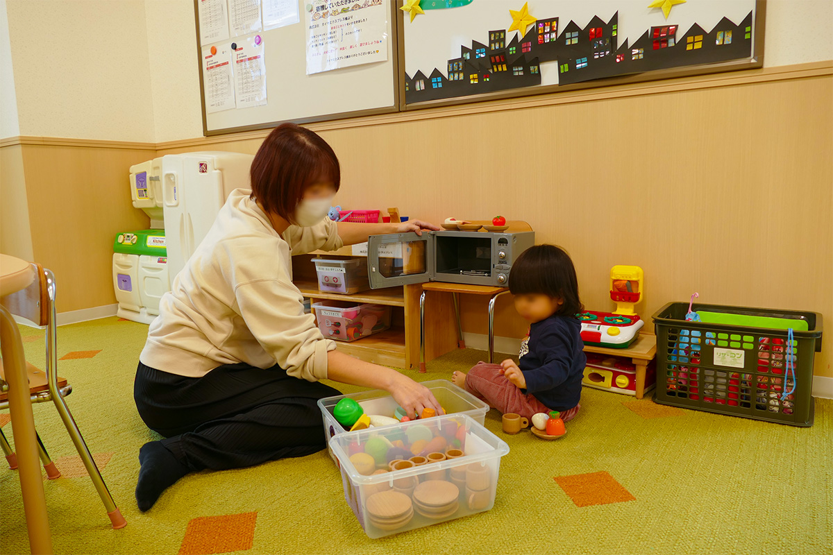 まちなかの子育てサポート拠点 さまざまな世代が集う憩いのフロア