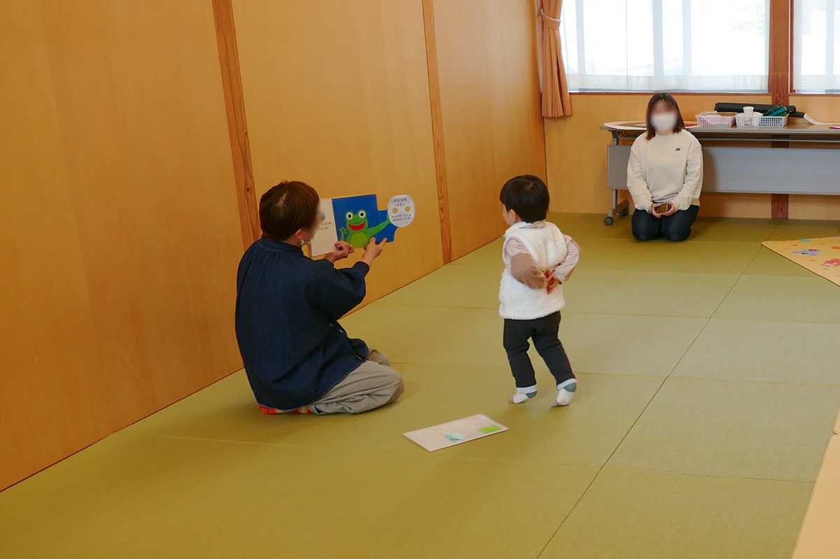 絵本の読み聞かせ
